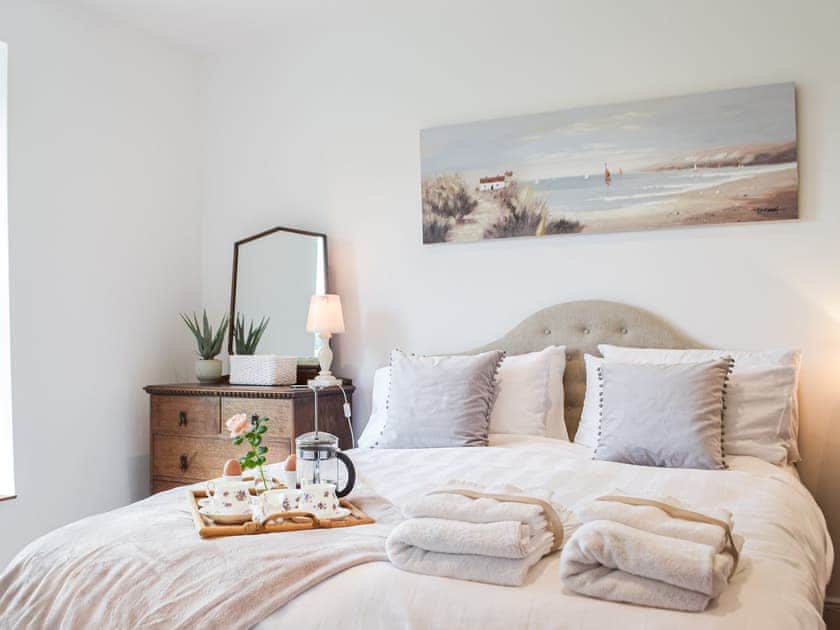 Double bedroom | Ty Lewis Cottage, Pwll near Llanelli