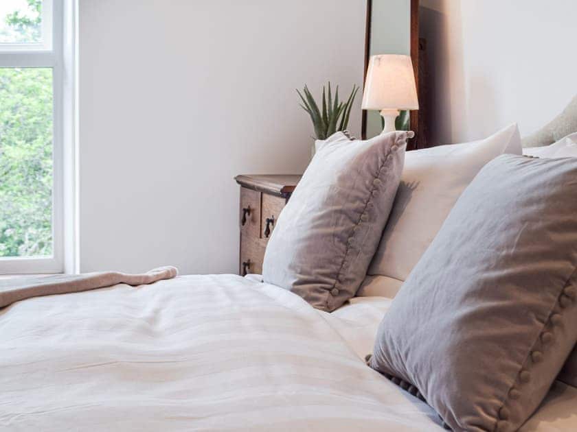 Double bedroom | Ty Lewis Cottage, Pwll near Llanelli