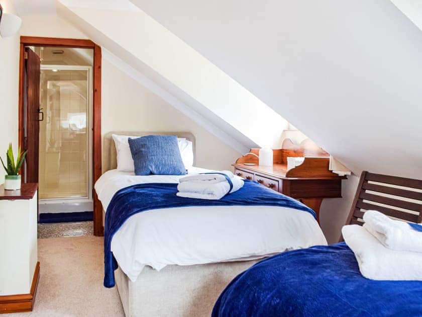 Twin bedroom | Ty Lewis Cottage, Pwll near Llanelli