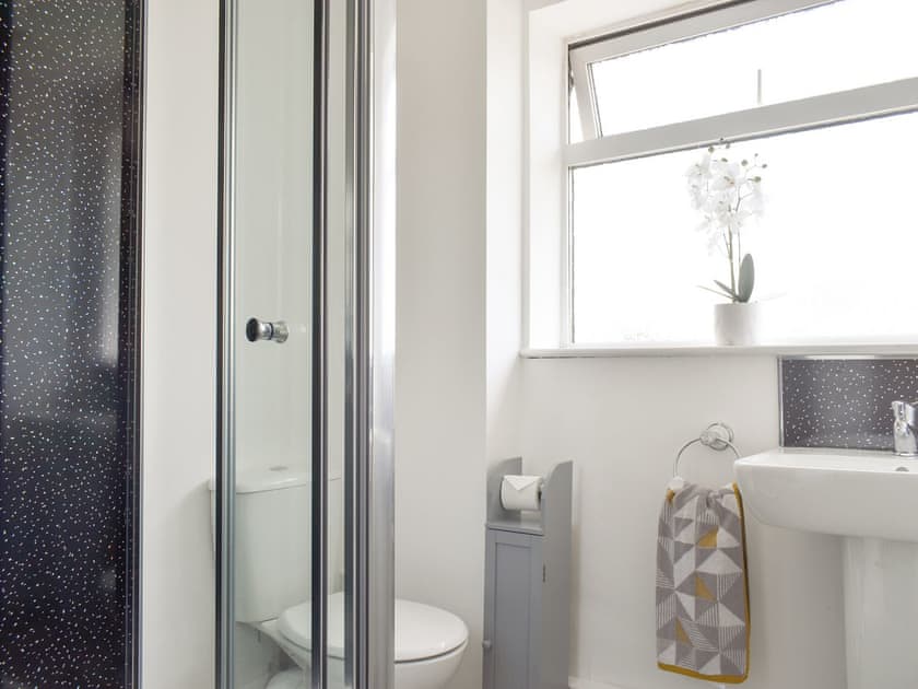 Shower room | Carr Naze House, Filey