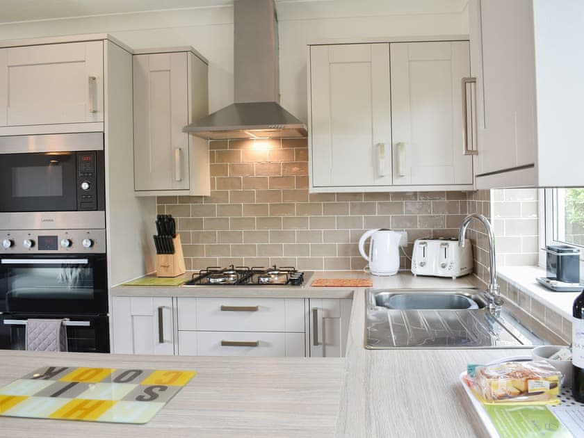 Kitchen | Bungalow 9 - Fort Spinney Holiday Bungalows, Yaverland