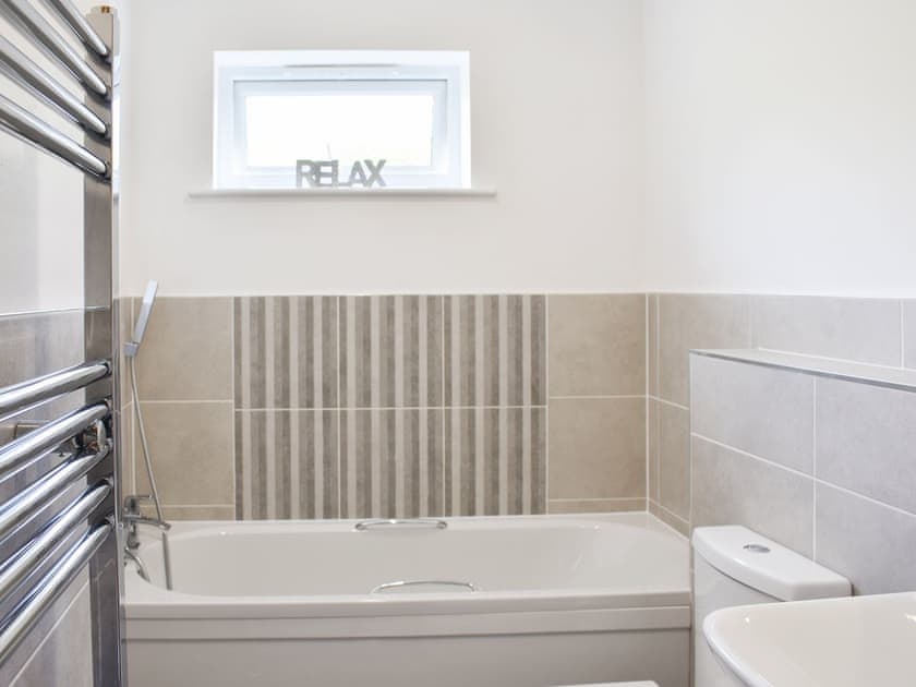 Bathroom | Bungalow 9 - Fort Spinney Holiday Bungalows, Yaverland