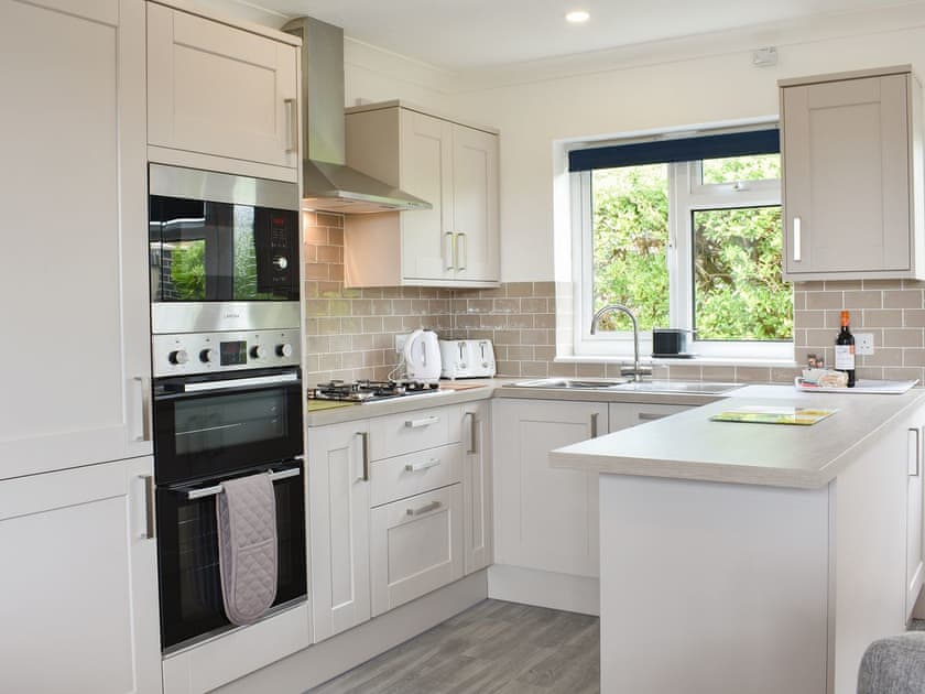 Kitchen | Bungalow 10 - Fort Spinney Holiday Bungalows, Yaverland