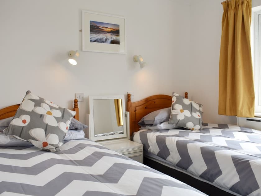 Twin bedroom | Bungalow 10 - Fort Spinney Holiday Bungalows, Yaverland