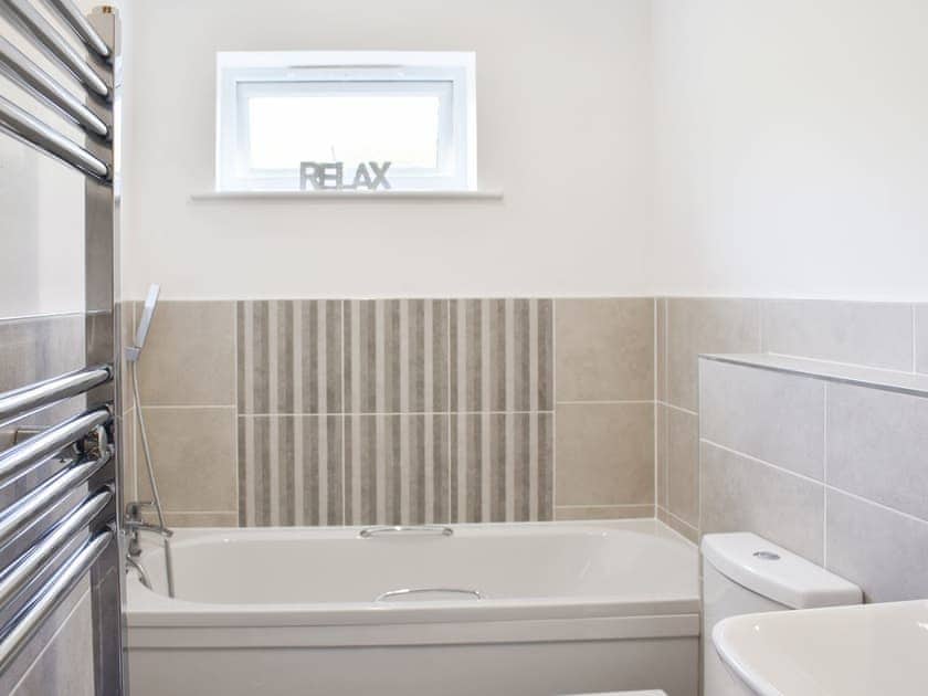 Bathroom | Bungalow 10 - Fort Spinney Holiday Bungalows, Yaverland