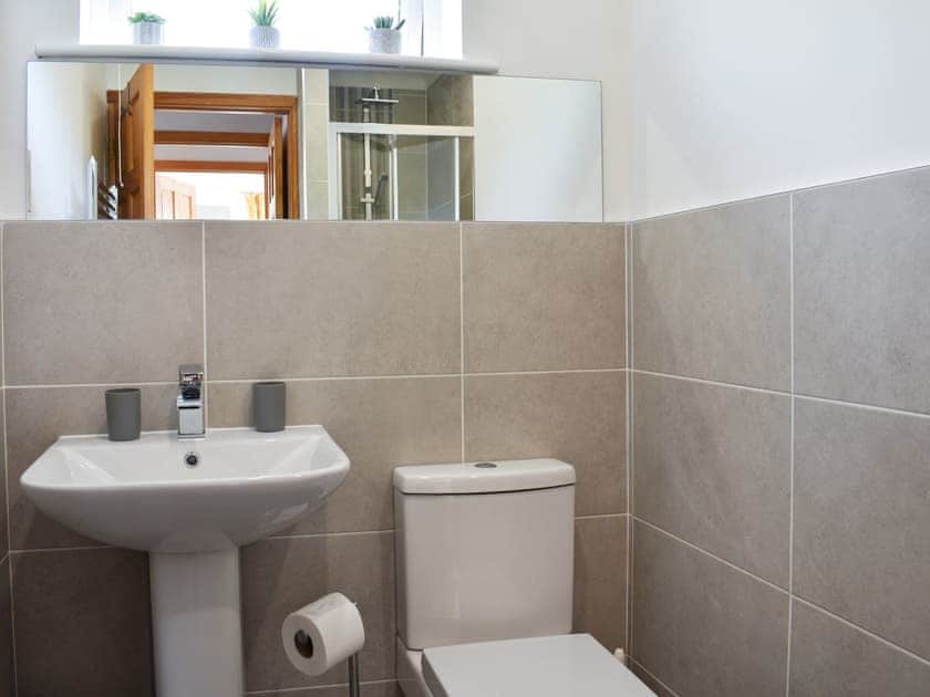 Bathroom | Bungalow 10 - Fort Spinney Holiday Bungalows, Yaverland