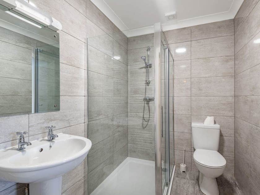 En-suite | 7 Dawson Park - Marian Avenue Properties, Mablethorpe