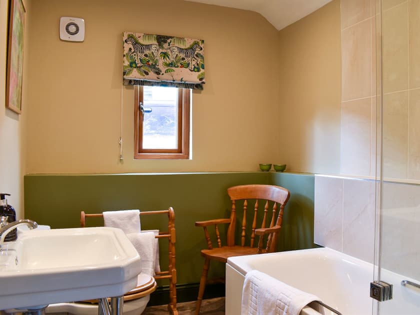 Bathroom | Cozy Cottage - Midgham Long Copse, Midgham, near Fordingbridge
