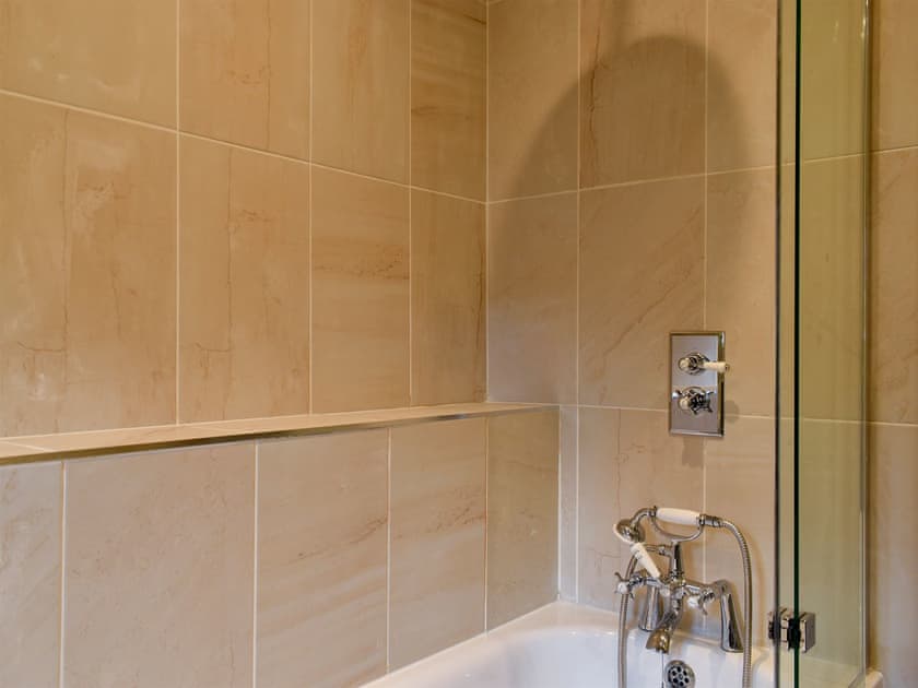 Bathroom | Cozy Cottage - Midgham Long Copse, Midgham, near Fordingbridge