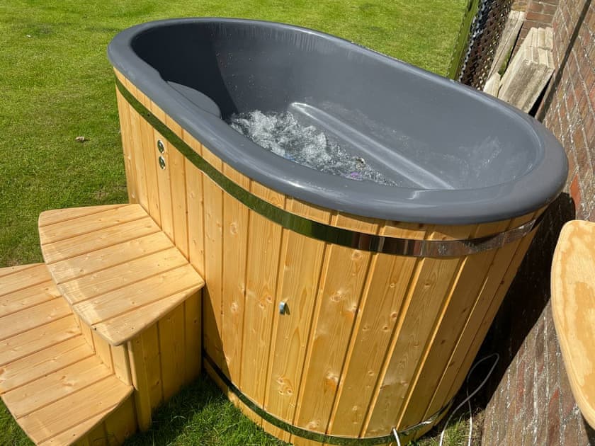 Hot tub | Eastfield Cottage, Leven, near Beverley