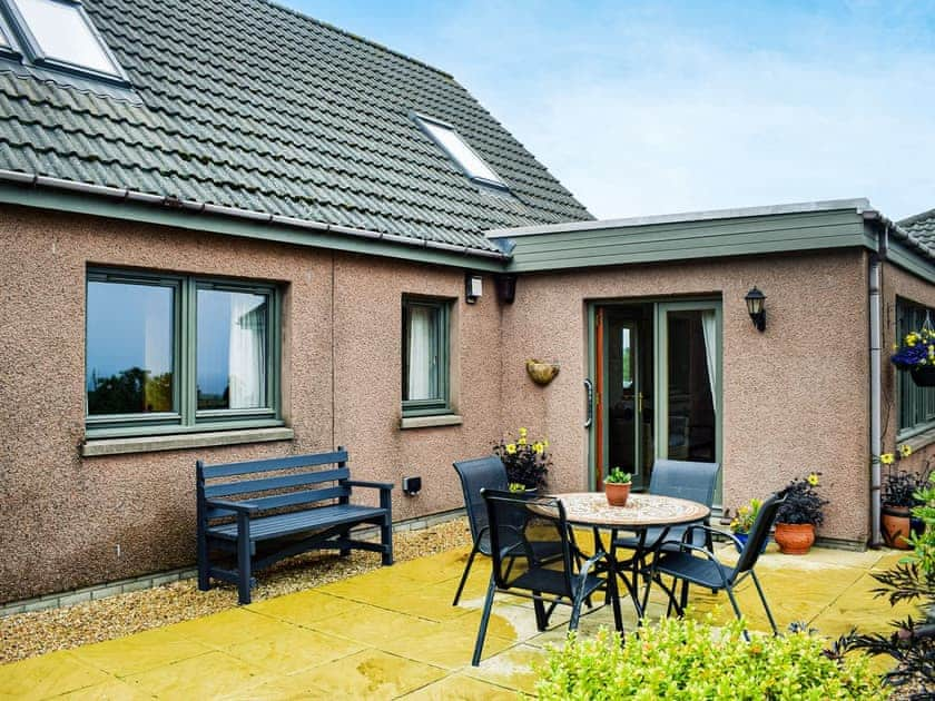 Sitting-out-area | Sheildaig Cottage Annexe, St Cyrus, near Montrose