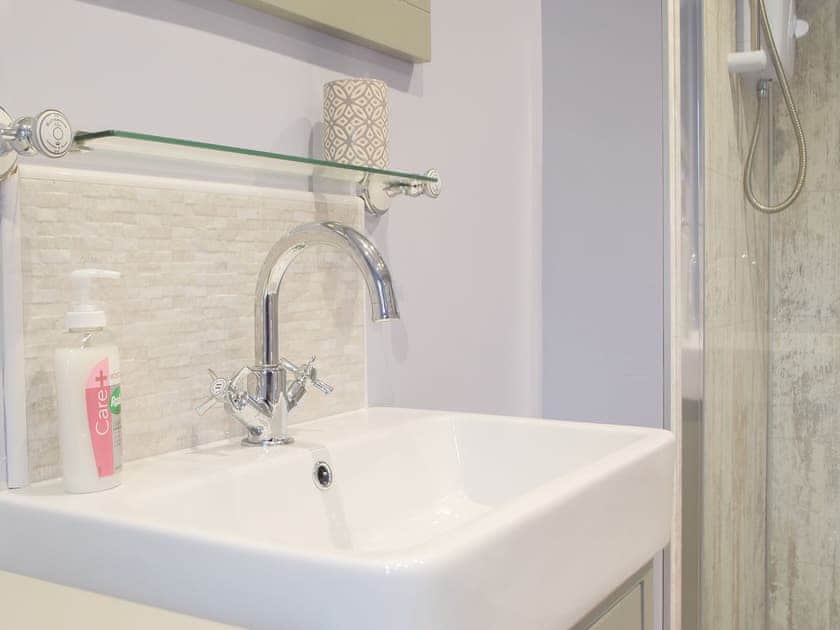 Shower room | Llain Cottage, Cross Inn