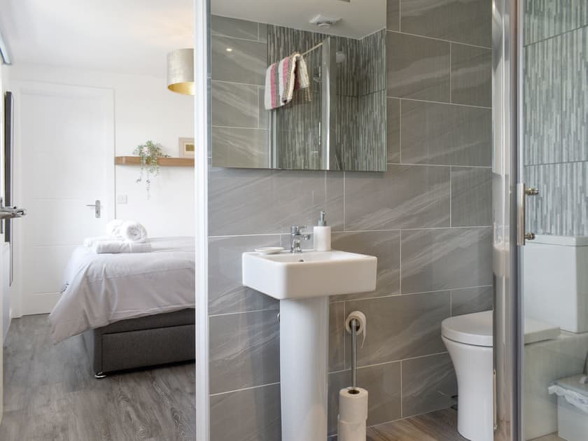 Shower room | Lawn Vista Cabin, Barnstaple