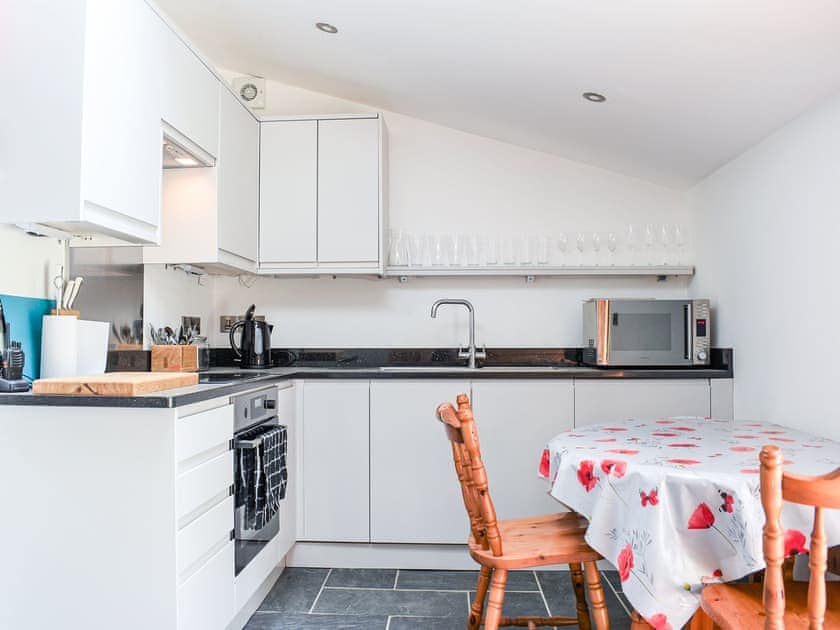 Kitchen/diner | Slade Cottage - Slade Farm, Brayford