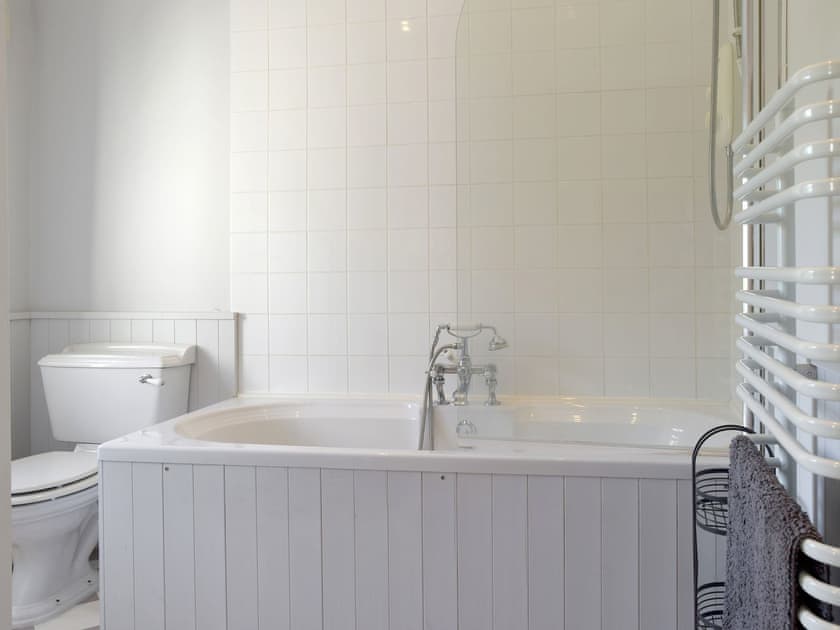 Bathroom | Cooks Cottage, Somerby