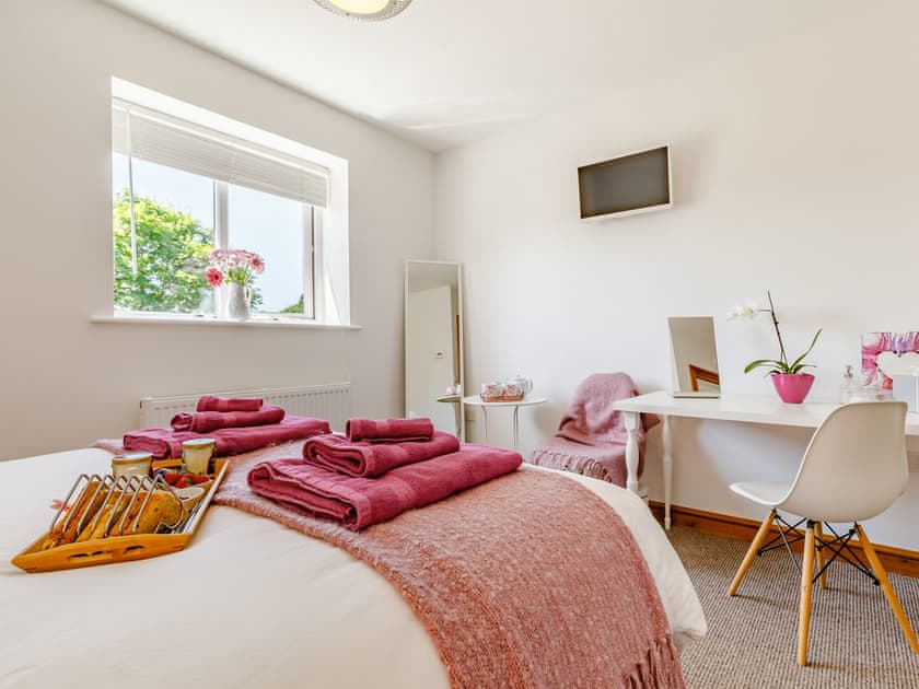 Double bedroom | The Woodlands Farmhouse, Willington, Malpas