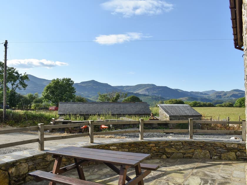 Sitting-out-area | Stabal Rhoswen, Cwm Cyfnal