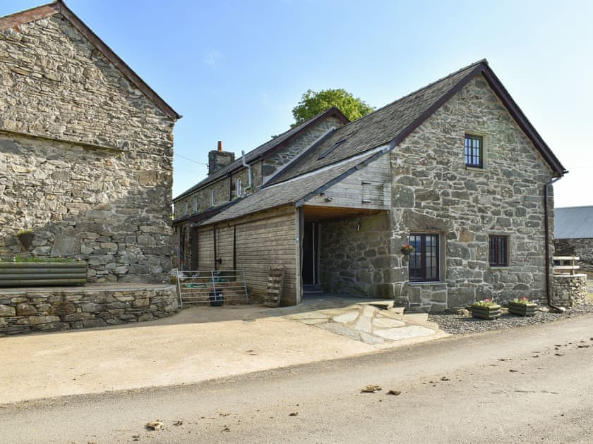 Exterior | Stabal Rhoswen, Cwm Cyfnal