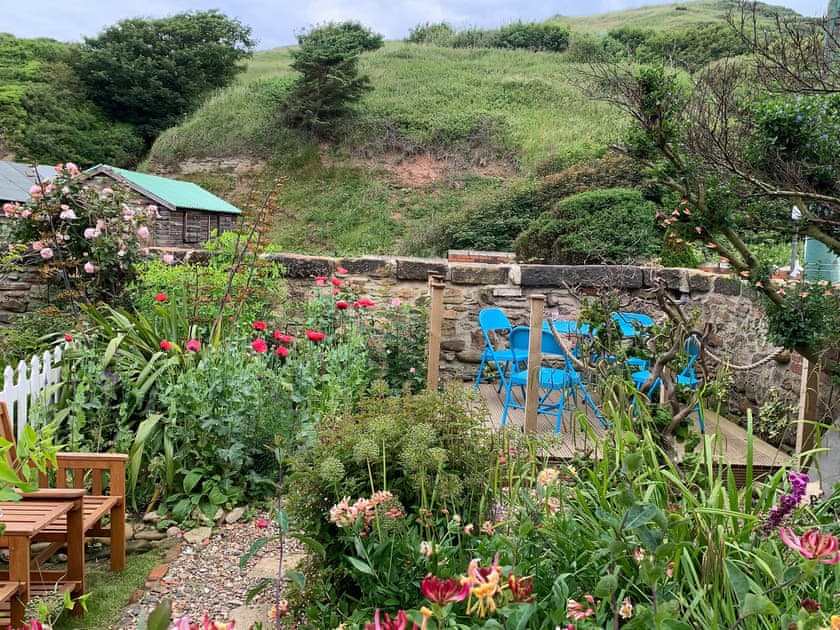 Front enclosed garden  | Quaker’s Cottage, Skinningrove, near Saltburn-by-the-Sea