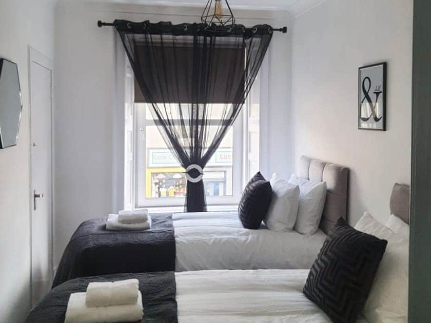 Twin bedroom | Merrick - Victoria Apartments, Newton Stewart