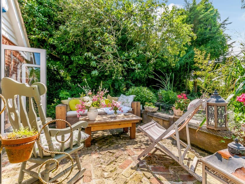 Sitting-out-area | Poppy’s Cottage, Faversham