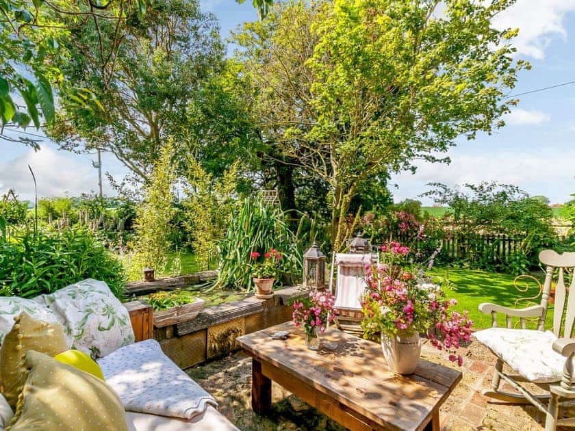 Sitting-out-area | Poppy’s Cottage, Faversham