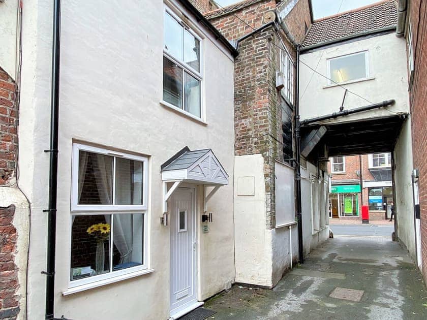 Secluded, but only a short walk to the centre of Driffield | Hidden Gem Cottage, Driffield