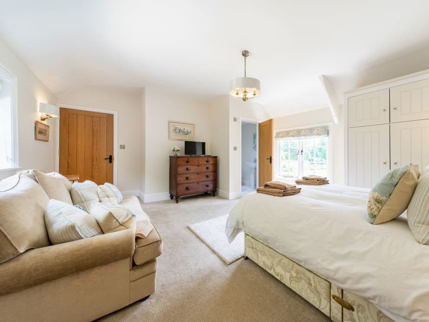Double bedroom | Pinley Hill House, Hatton near Warwick