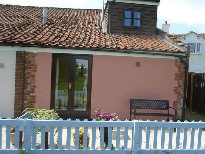 Single bedroom ground floor and sitting out area | Whipple Tree Cottage, Cratfield, Halesworth