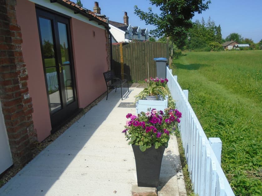 Single bedroom ground floor and sitting out area | Whipple Tree Cottage, Cratfield, Halesworth