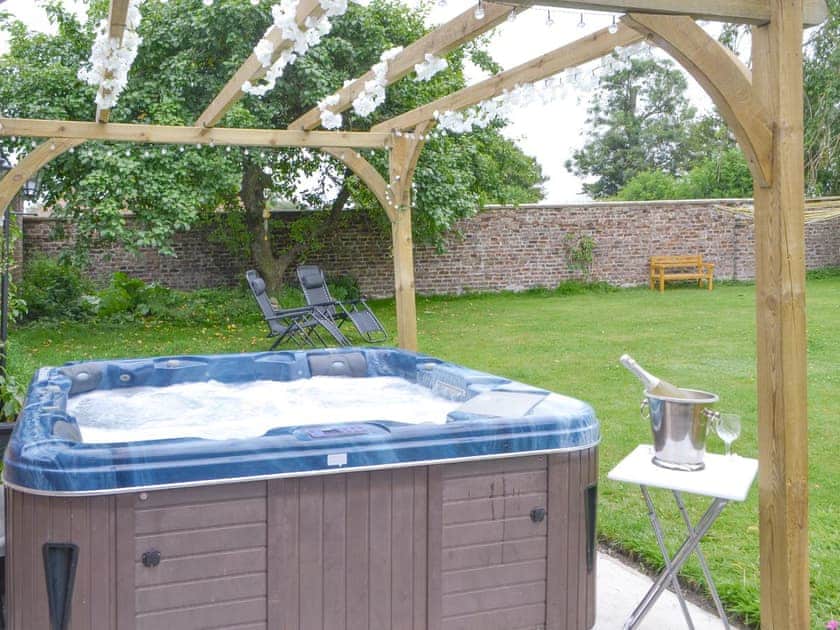 Hot tub | Highbury Farm Cottage, Duggleby