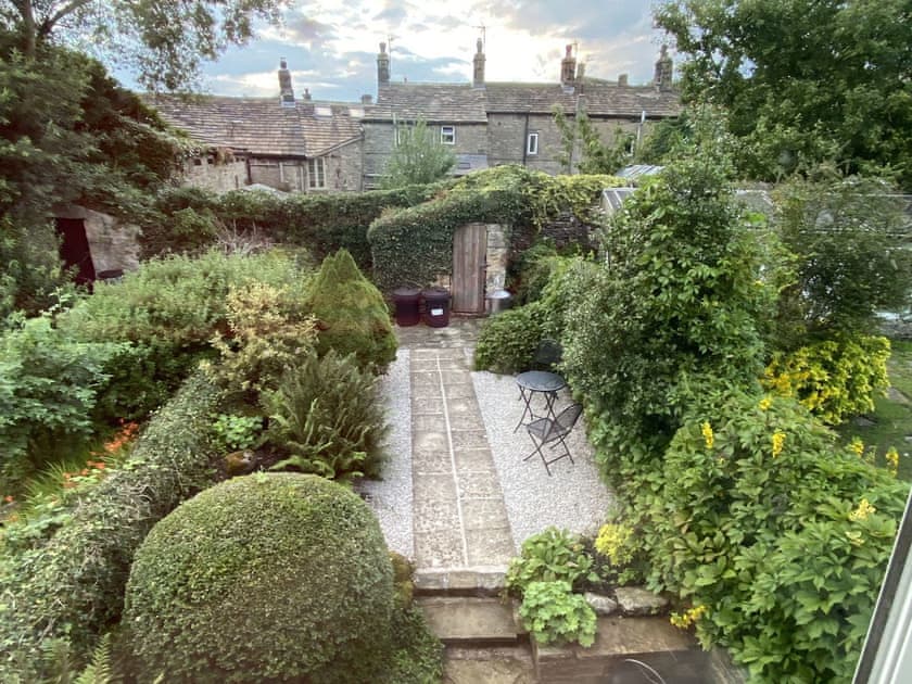 Terraced rear courtyard with sitting out areas | Ivy Cottage, Grassington, near Skipton