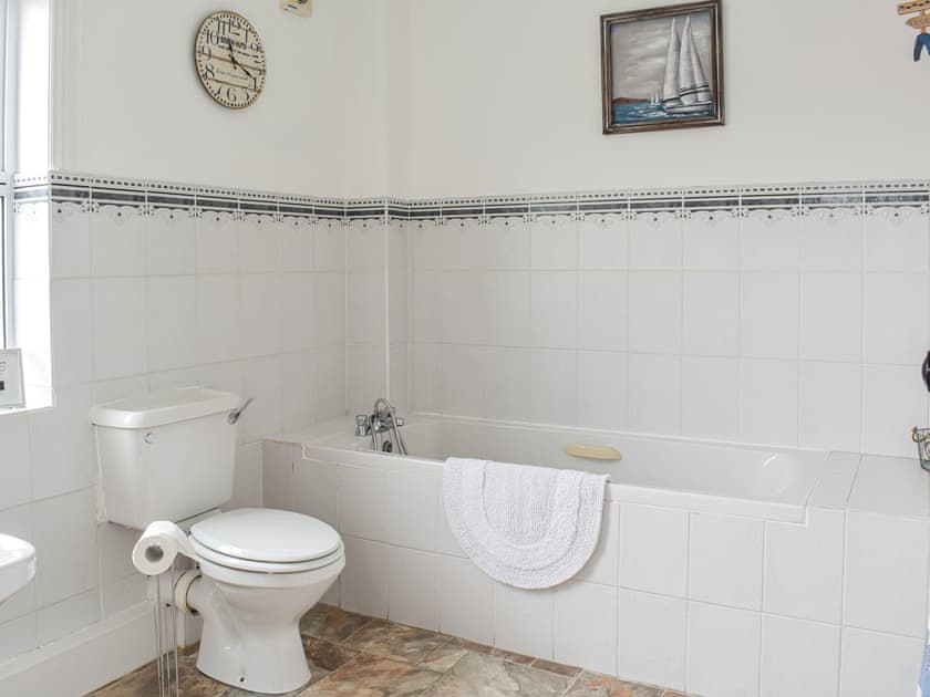 Bathroom | The End Hoose, Duns