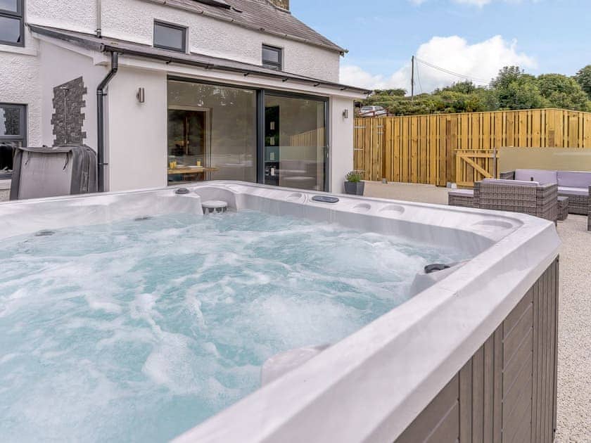 Hot tub | Cwmporthman Farm Cottage, Blaenporth