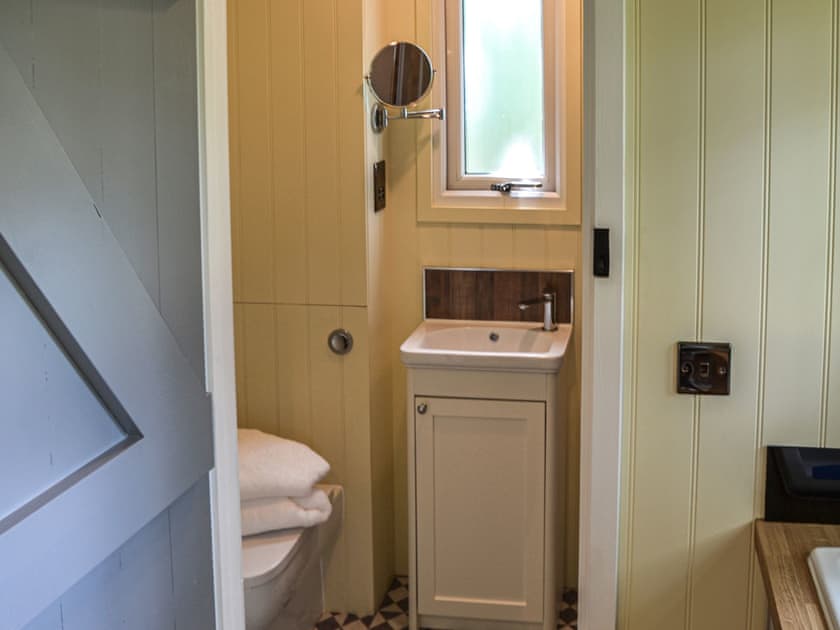 Shower room | Oak - Manor Farm Retreats, Cantley