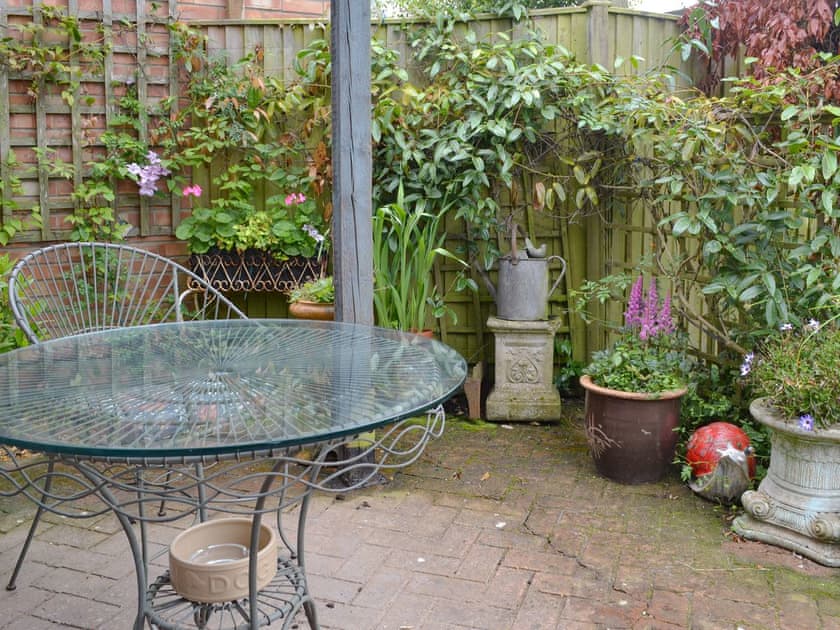 Sitting-out-area | Overland Cottage, Holt
