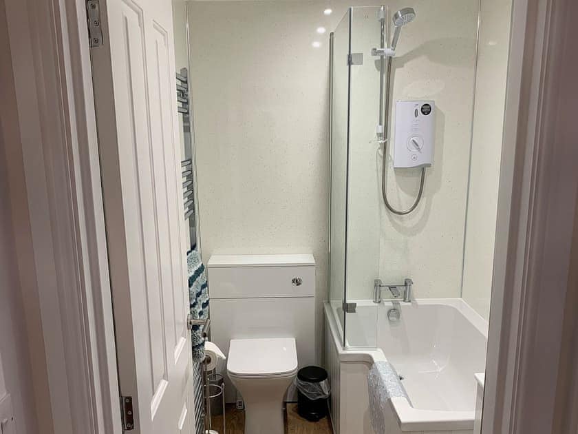 Twin bedroom | 2 Windsor House, Keswick