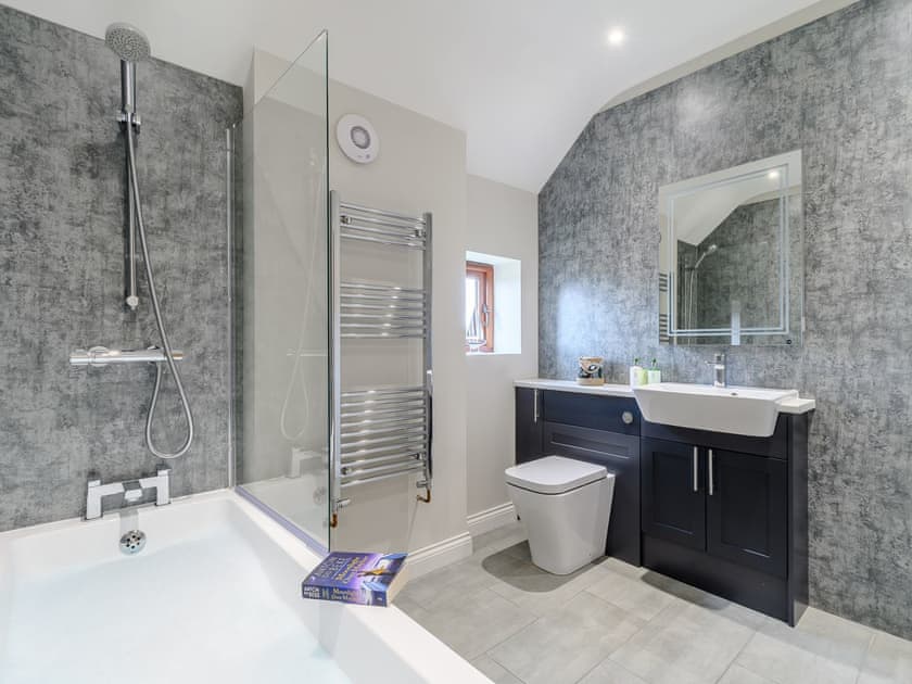 Bathroom | Honies Farm barns- The Archers - Honies Farm barns, East Stoke, near Newark