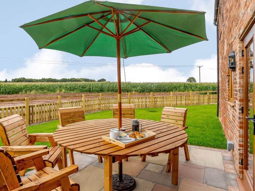 Sitting-out-area | Honies Farm barns- The Archers - Honies Farm barns, East Stoke, near Newark