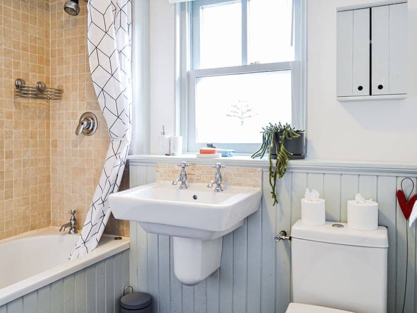 Bathroom | Oakwood Cottage, Glencoe