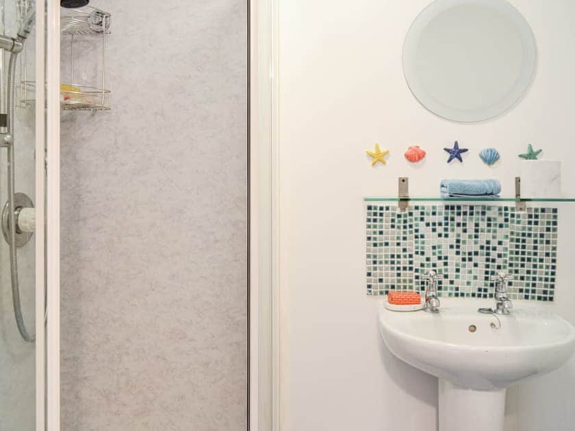 Bathroom | Oakwood Cottage, Glencoe