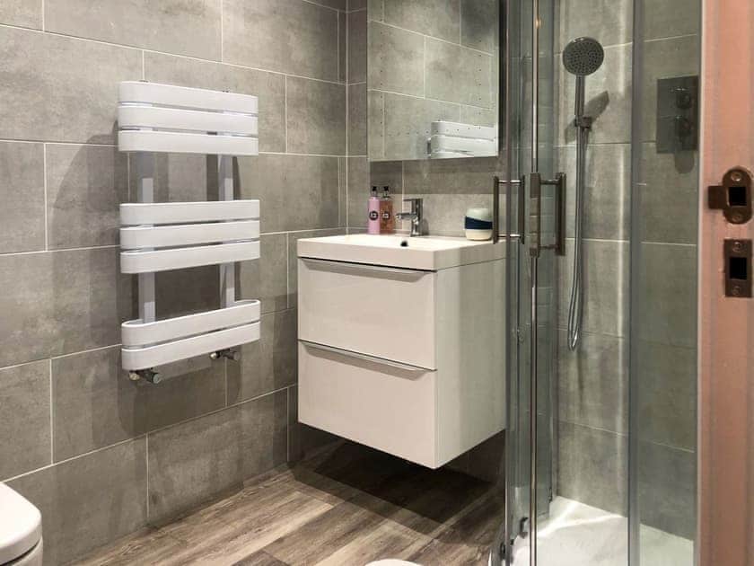 Shower room | Whinacres Cottage @1894, Conwy Morfa