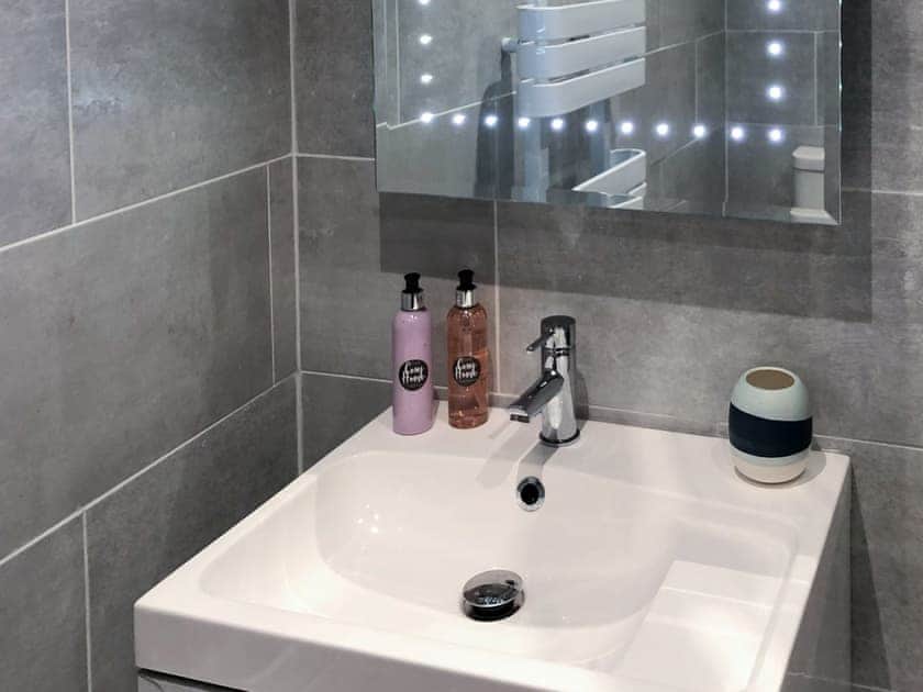 Shower room | Whinacres Cottage @1894, Conwy Morfa