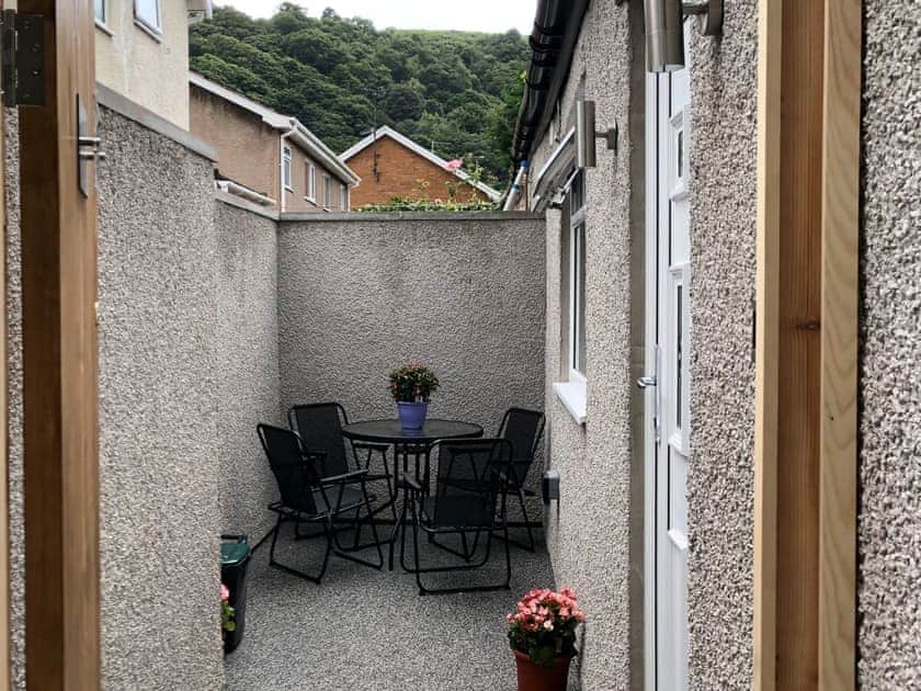 Sitting-out-area | Whinacres Cottage @1894, Conwy Morfa