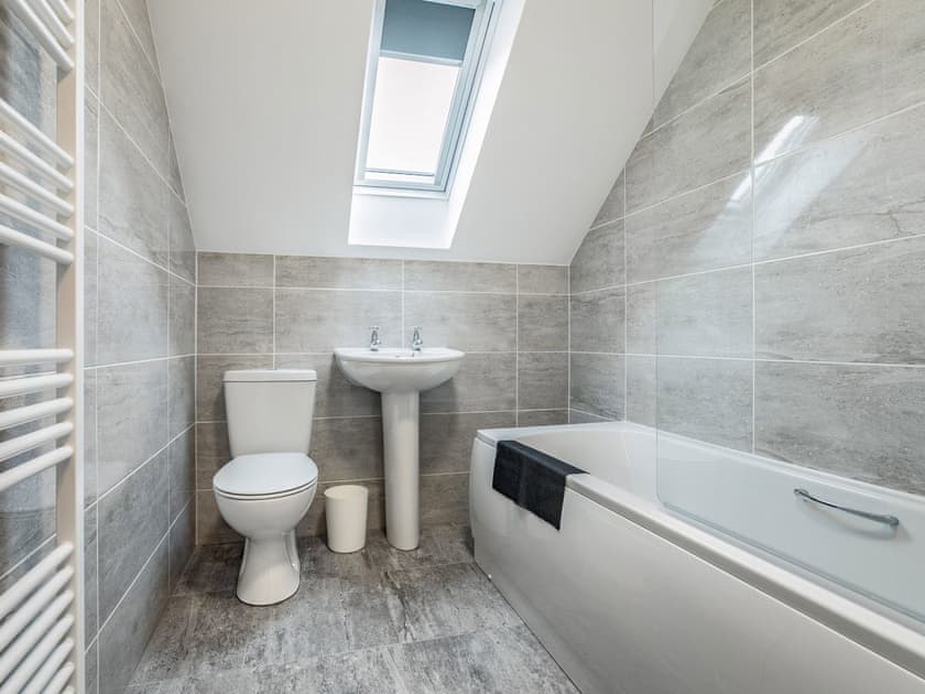 Bathroom | 10 Dawson Park - Marian Avenue Properties, Mablethorpe