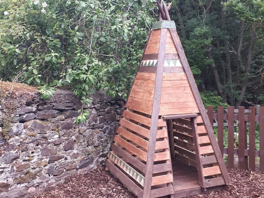 Children’s teepee in the garden  | Eagles Gate Lodge, Banff