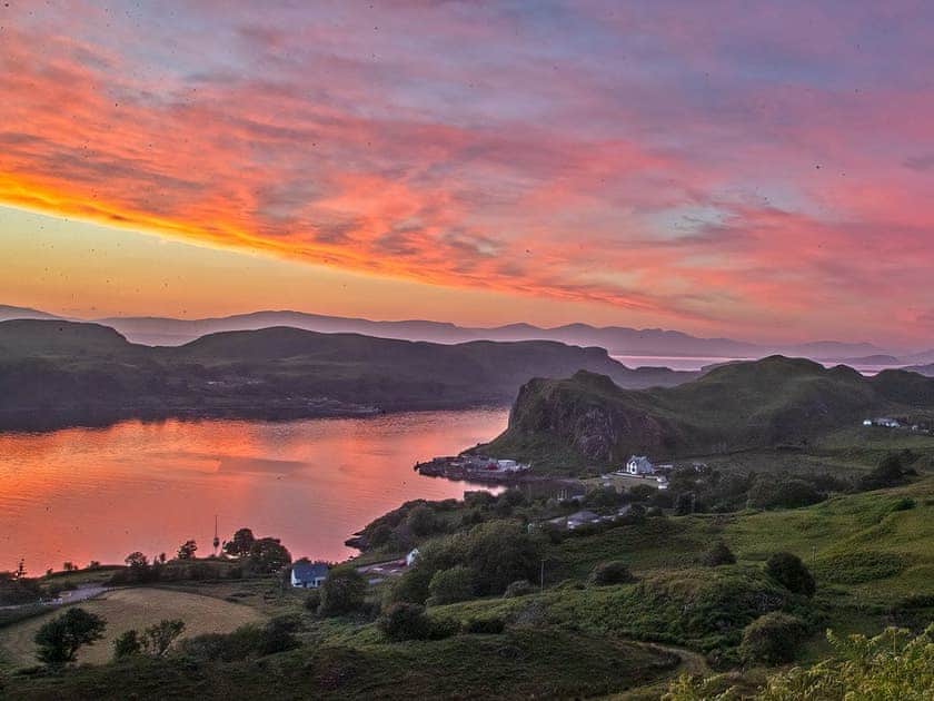 Sunset above the accommodation | Bach - Puffin, Oban