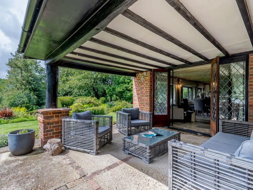 Sitting-out-area | Furnace House - Furnace Cottages, Felbridge