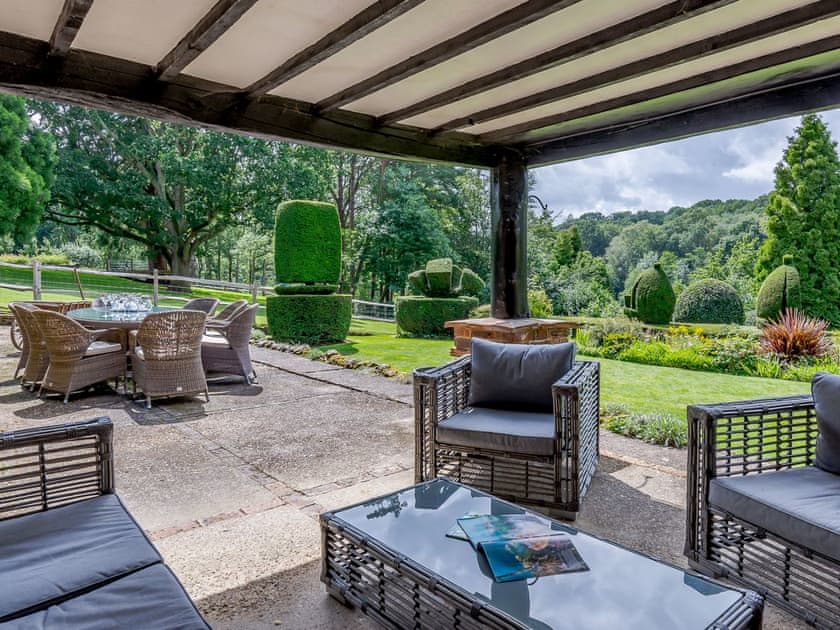 Sitting-out-area | Furnace House - Furnace Cottages, Felbridge