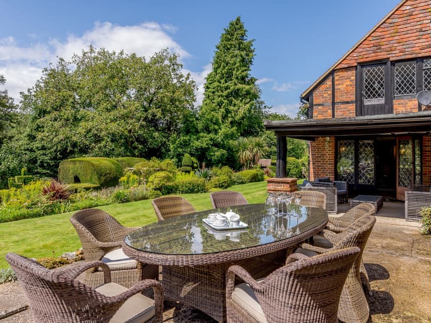Sitting-out-area | Furnace House - Furnace Cottages, Felbridge